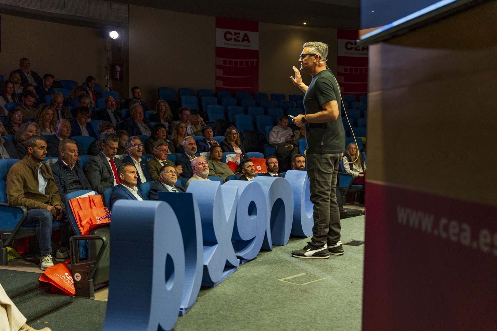 Jesús Pérez de la Torre presentando metodologías de prospección con IA